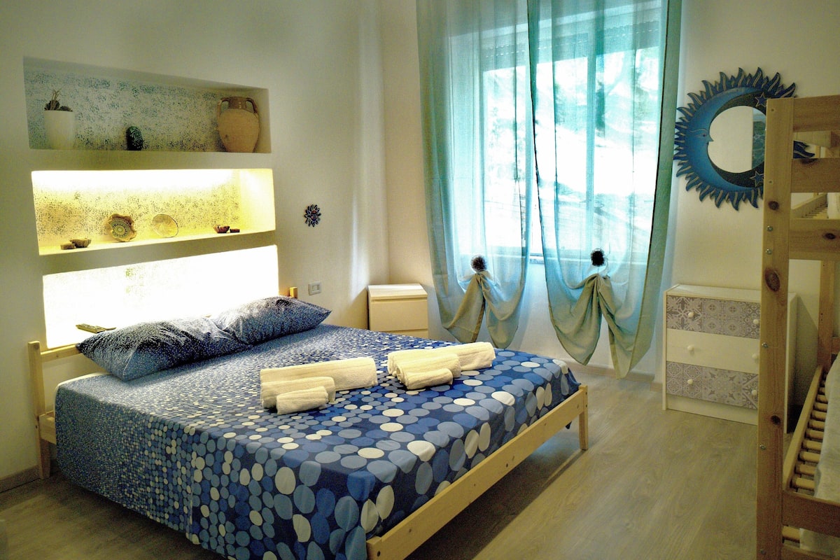 Chambre quadruple Standard, vue partielle sur la mer | Lit de bébé (gratuit), accès au Wi-Fi (inclus), literie fournie