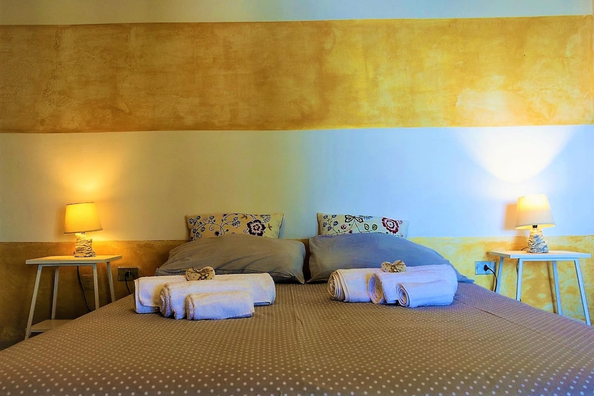 Chambre supérieure, balcon, vue sur la baie | Lit de bébé (gratuit), accès au Wi-Fi (inclus), literie fournie