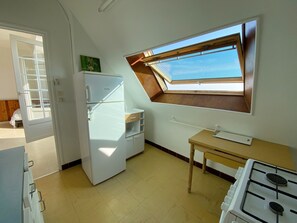 Kühlschrank, Mikrowelle, Ofen, Wasserkocher mit Kaffee-/Teezubehör