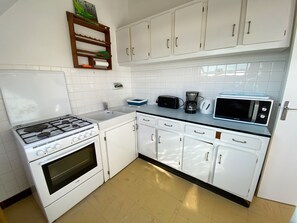Refrigerador, microondas, horno y cafetera y tetera