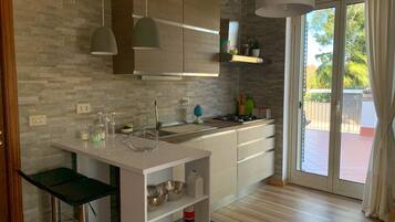 Kühlschrank, Mikrowelle, Ofen, Herdplatte