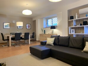 Fernseher, Bücher, Musikbibliothek, Stereoanlage