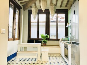 Kühlschrank, Mikrowelle, Ofen, Herdplatte