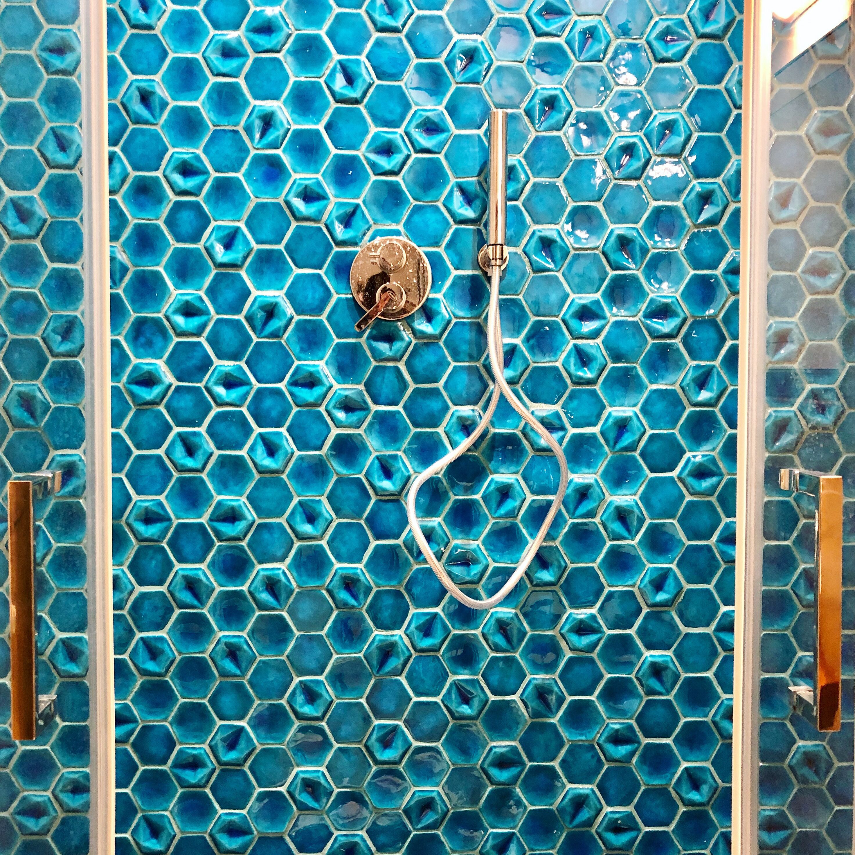 Douche, sèche-cheveux, bidet, serviettes fournies