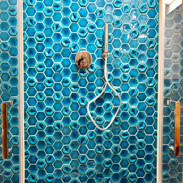 Dusche, Haartrockner, Bidet, Handtücher