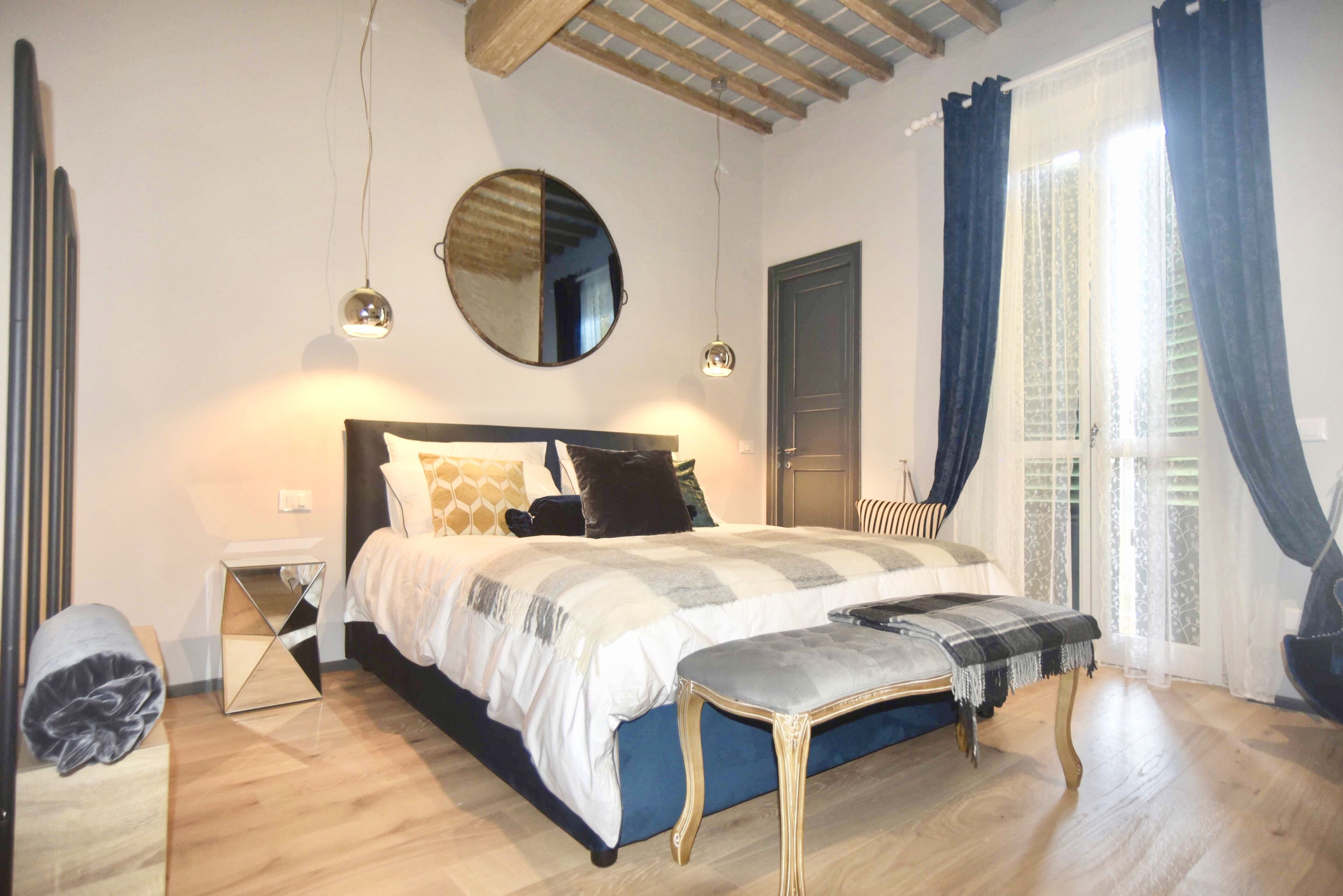 2 habitaciones, escritorio y tabla de planchar con plancha 