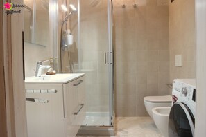 Bruser, hårtørrer, bidet, håndklæder