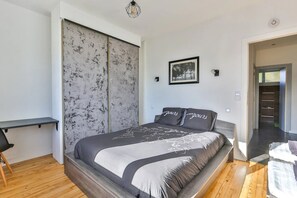 Une chambre à coucher avec un lit, un bureau et une armoire.