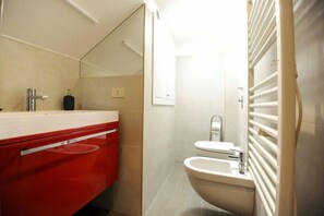 Studio | Bathroom | Shower, rainfall showerhead, designer toiletries, hair dryer - Brera 6 Apartment (Milan)