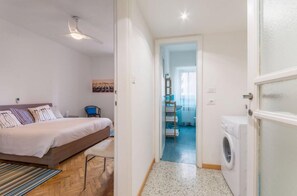 Appartamento, 1 camera da letto | 1 camera, postazione laptop, tende oscuranti, ferro/asse da stiro