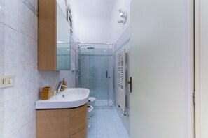 Apartment, 1 Bedroom | Bathroom | Shower, rainfall showerhead, free toiletries, hair dryer