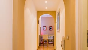 Un corridoio con pavimento in legno e soffitto ad arco.