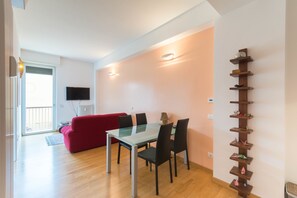 아파트, 침실 1개 | 거실 공간 | 케이블 채널 시청이 가능한 32인치 LCD TV, TV