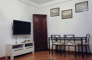 Apartment, 2 Schlafzimmer | Essbereich im Zimmer