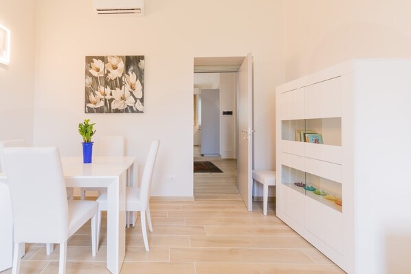 Apartment, 1 Schlafzimmer | Essbereich im Zimmer