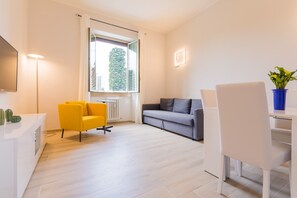 Apartment, 1 Schlafzimmer | Wohnbereich | 47-Zoll-Smart-TV mit Kabelempfang, Fernseher, Netflix