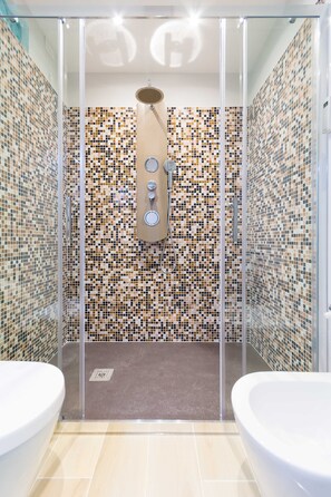 Apartment, 1 Bedroom | Bathroom | Separate tub and shower, rainfall showerhead, free toiletries - Isola Suite Apartment (Milan)