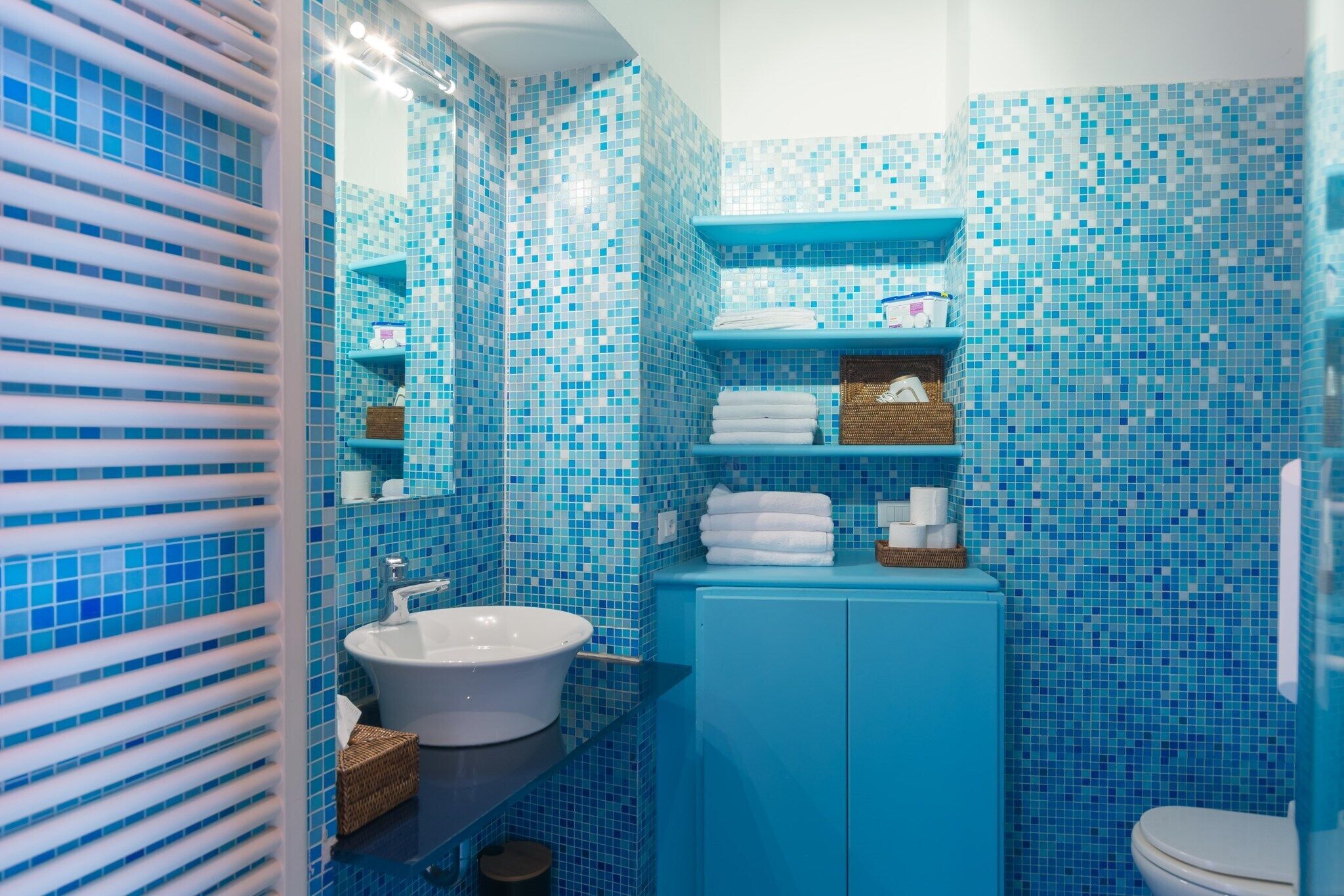 Apartment, 1 Bedroom | Bathroom | Shower, rainfall showerhead, free toiletries, hair dryer