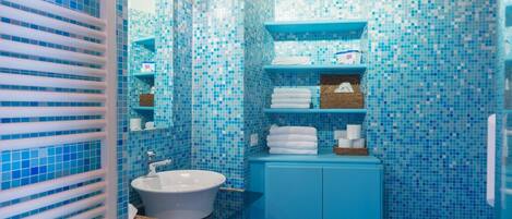 Apartment, 1 Bedroom | Bathroom | Shower, rainfall showerhead, free toiletries, hair dryer