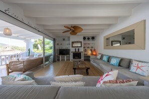 Una televisión, una chimenea