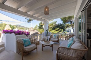 Een televisie en een open haard