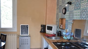 Réfrigérateur, micro-ondes, plaque de cuisson, lave-vaisselle