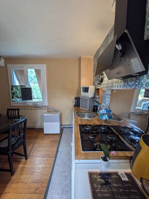 Réfrigérateur, micro-ondes, plaque de cuisson, lave-vaisselle