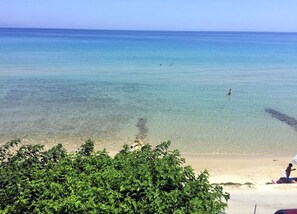 Ubicación a pie de playa, tumbonas y toallas de playa