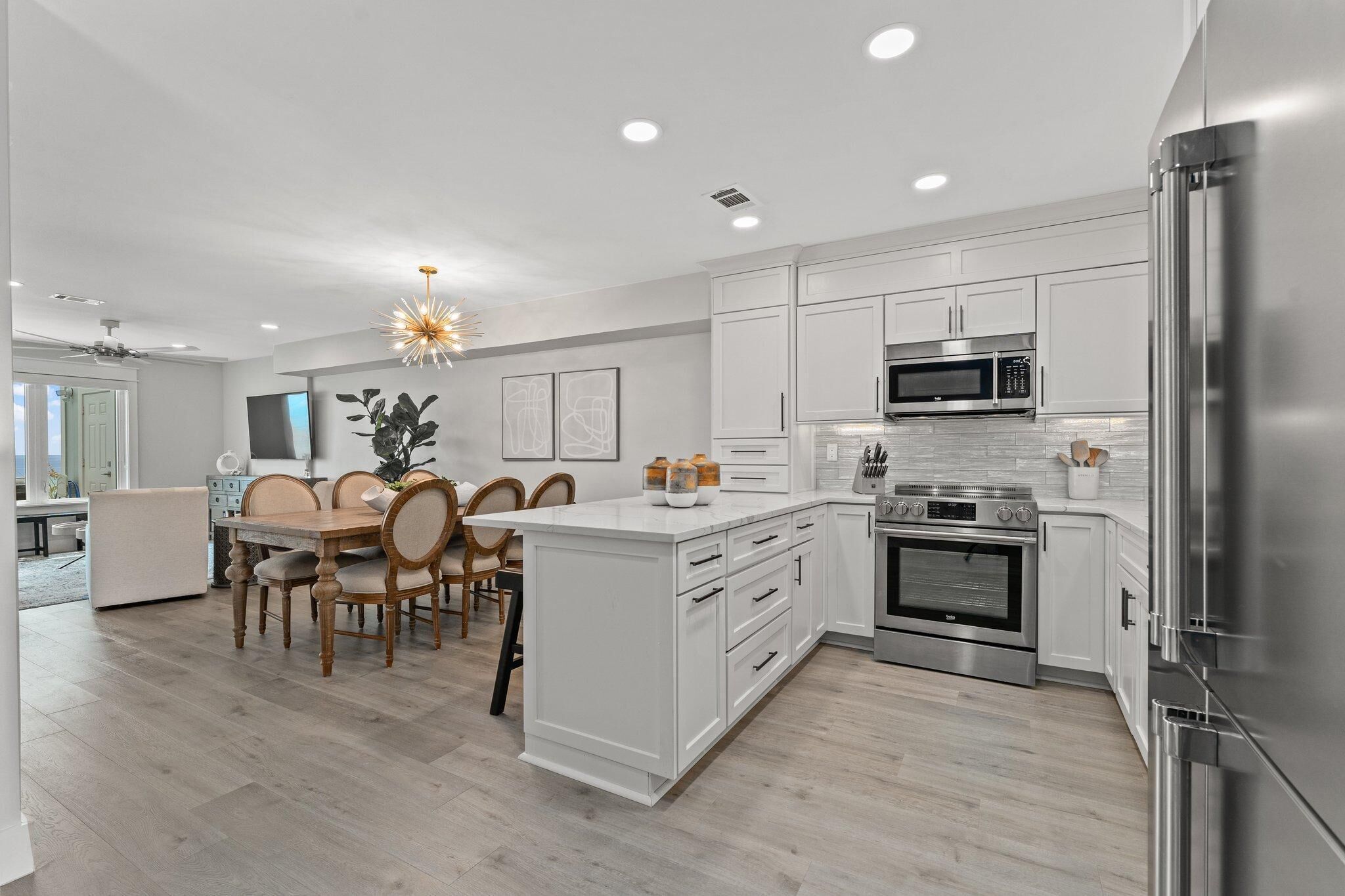 Frigorifero, microonde, forno, piano cottura