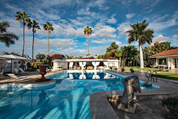 Outdoor pool, a heated pool - Luxury villa with pool in Maspalomas 14 pax GYM, JACUZZI and PADEL COURT (San Bartolomé de Tirajana)
