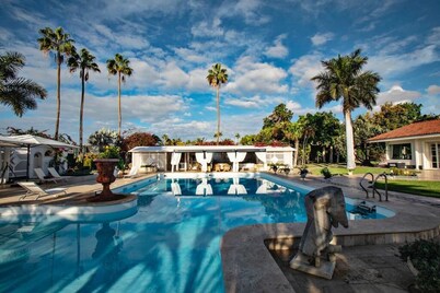 Luxury villa with pool in Maspalomas 14 pax GYM, JACUZZI and PADEL COURT