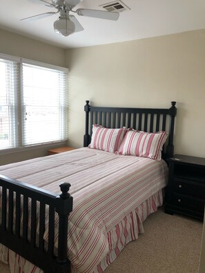 3 bedrooms, WiFi - Surf City Apartment - One Block from the Beach! (Surf City)