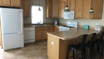 Microwave, dishwasher, coffee/tea maker, cookware/dishes/utensils