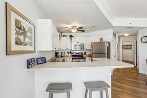 Kühlschrank, Mikrowelle, Ofen, Geschirrspüler