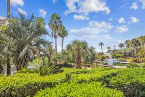 Property grounds - Steps to the Beach & Shops with Onsite Beach Bar & Two Pools (Hilton Head Island)