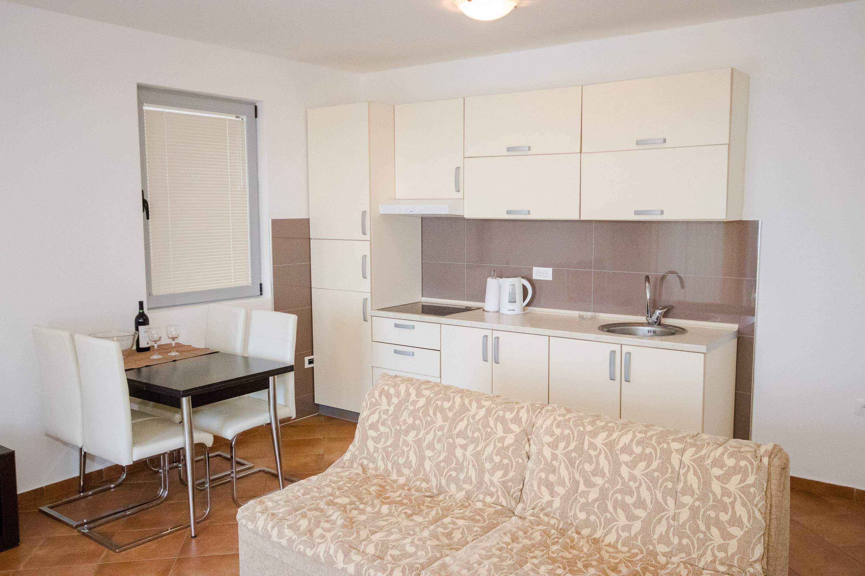 Comfort Apartment | Living area | 40-inch flat-screen TV with cable channels, TV