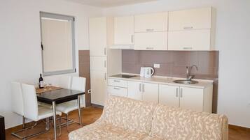 Comfort Apartment | Living area | 40-inch flat-screen TV with cable channels, TV