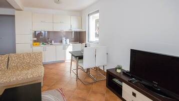 Apartemen Klasik | Dapur kecil pribadi | Lemari es, microwave, kompor, dan mesin pembuat kopi/teh