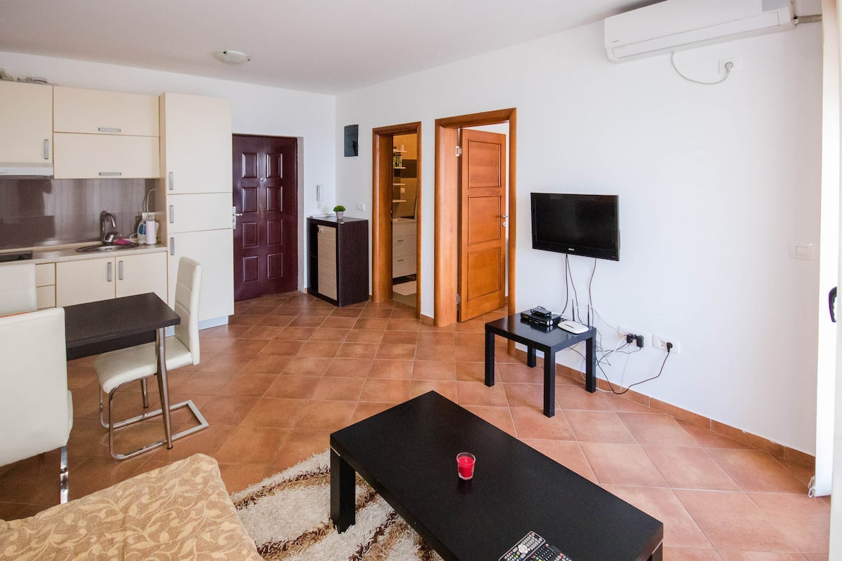 Appartement de base | Aire de séjour | Téléviseur à écran plat de 40 po avec télévision par câble, téléviseur