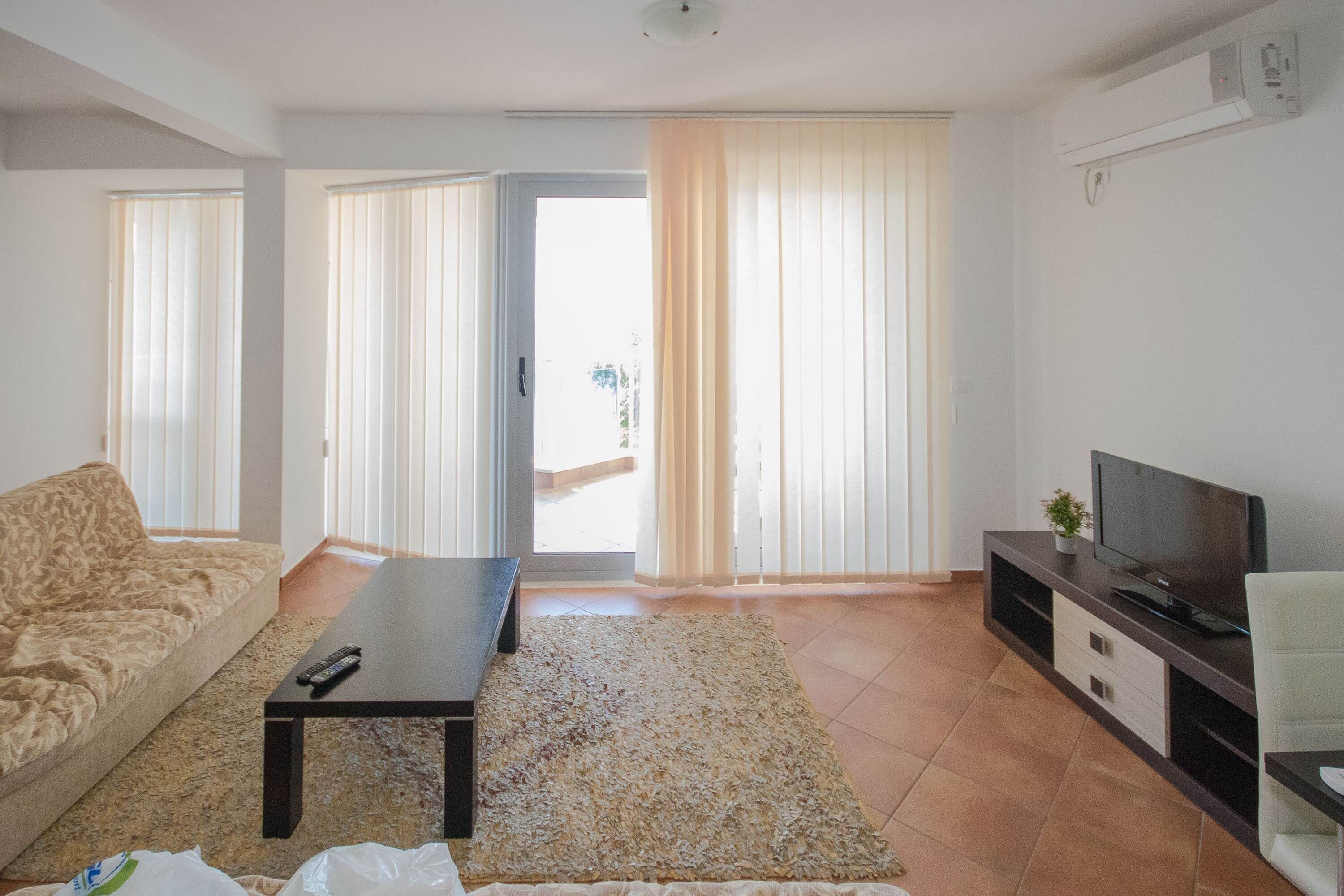 Comfort Apartment | Living room | 40-inch flat-screen TV with cable channels, TV