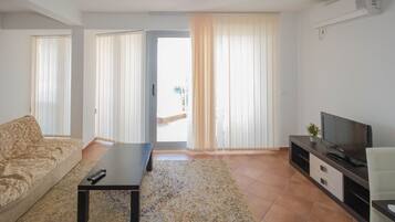 Comfort Apartment | Living room | 40-inch flat-screen TV with cable channels, TV