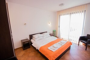 1 غرفة نوم ومساحة عمل للكمبيوتر المحمول وتجهيزات عازلة للصوت