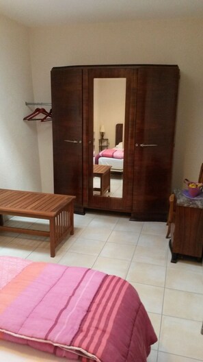 3 bedrooms, iron/ironing board, free WiFi