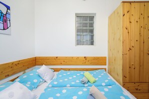 A room with a bed, a window, and a wardrobe. - Charming Apartment with Garden - beach 300 m away (Vinkuran)