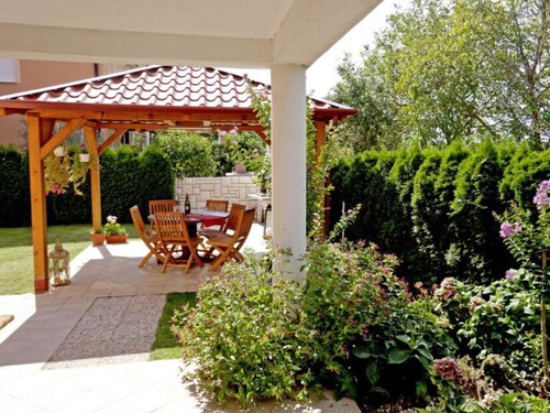 Charming Apartment with Garden - beach 300 m away