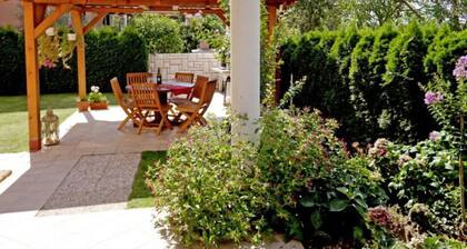 Charming Apartment with Garden - beach 300 m away