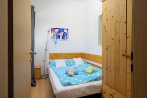 2 bedrooms, WiFi, bed sheets