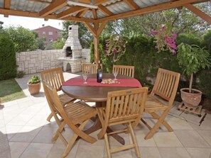 Outdoor dining - Charming Apartment with Garden - beach 300 m away (Vinkuran)