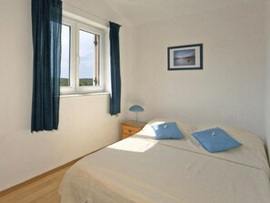 2 bedrooms, WiFi, bed sheets - Charming Apartment with Garden - beach 300 m away (Vinkuran)