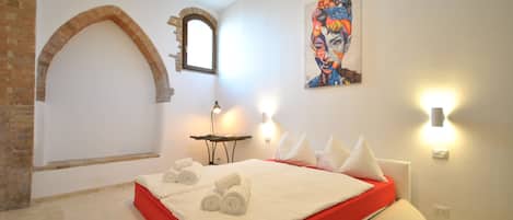 3 bedrooms, in-room safe, iron/ironing board, travel cot